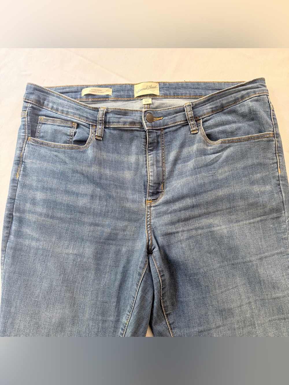 Universal Thread Women’s Mid Rise Skinny Jeans Blue Medium Wash 5-Pocket Denim